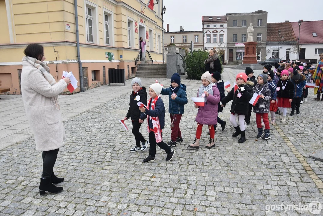 Przemarsz z flagami przedszkolaków z Przedszkola Samorządowego "Pod Świerkami" w Krobi