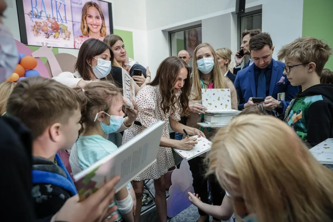 Natalie Portman w Wielkopolskim Centrum Pediatrii w Poznaniu. Co tam robiła? - Zdjęcie główne