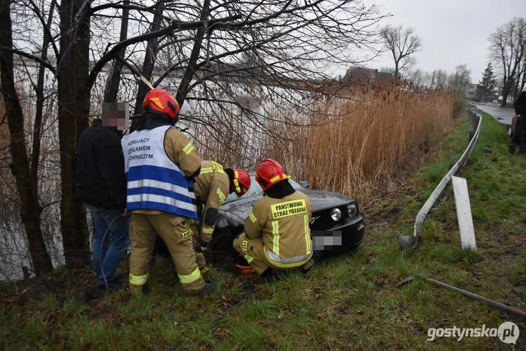 Mustang wpadł do stawu. Straż pożarna z Gostynia w akcji