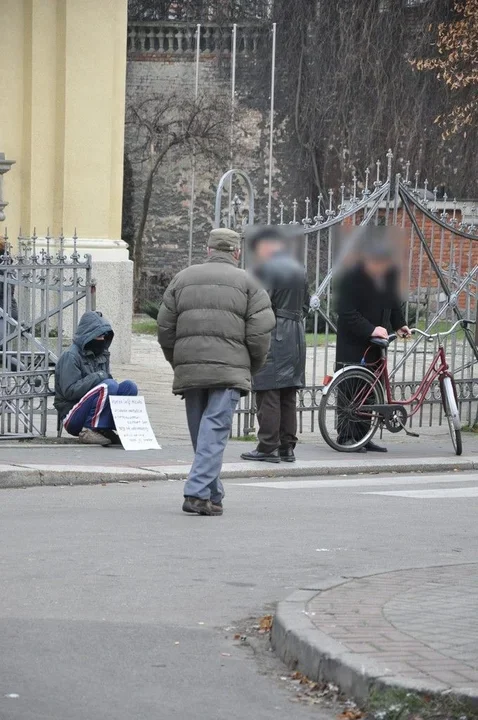 Samotny pod kościołem