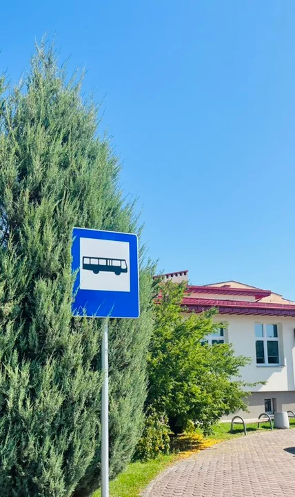 Strefa "Kiss & Ride" przed szkołą podstawową w Piaskach