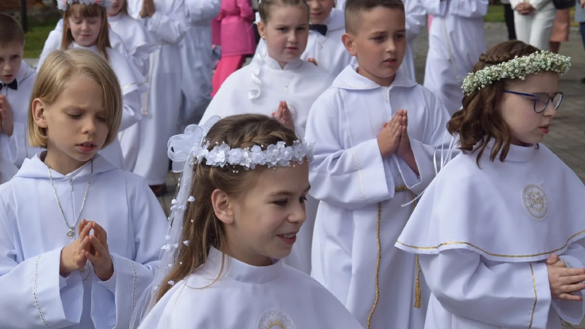 Pierwsza Komunia Św. w parafii św. Jadwigi w Pępowie. "Pan Jezus jest najbliżej nas, gdy Go spożywamy" - Zdjęcie główne