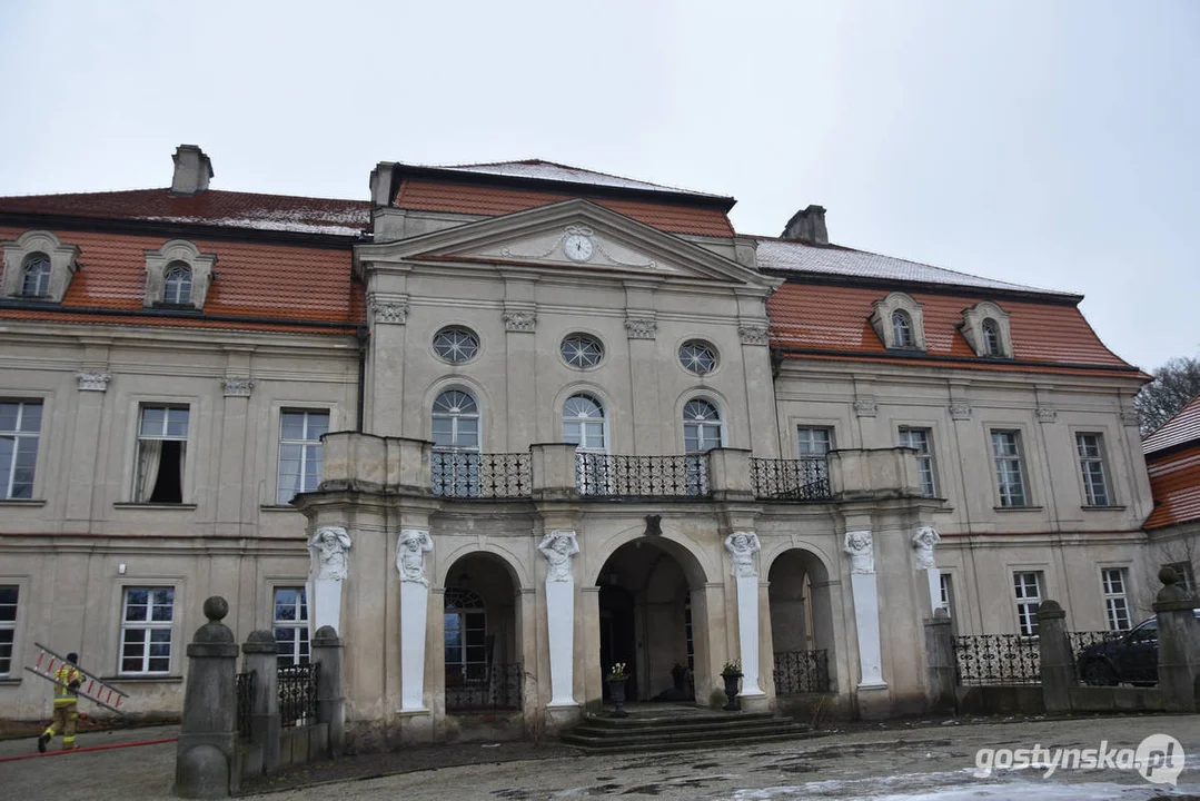 Pożar pałacu w Pępowie. Straż pożarna porządkuje pogorzelisko