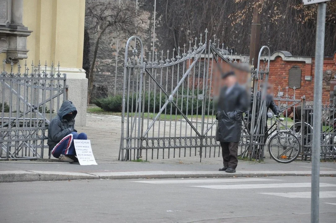 Samotny pod kościołem