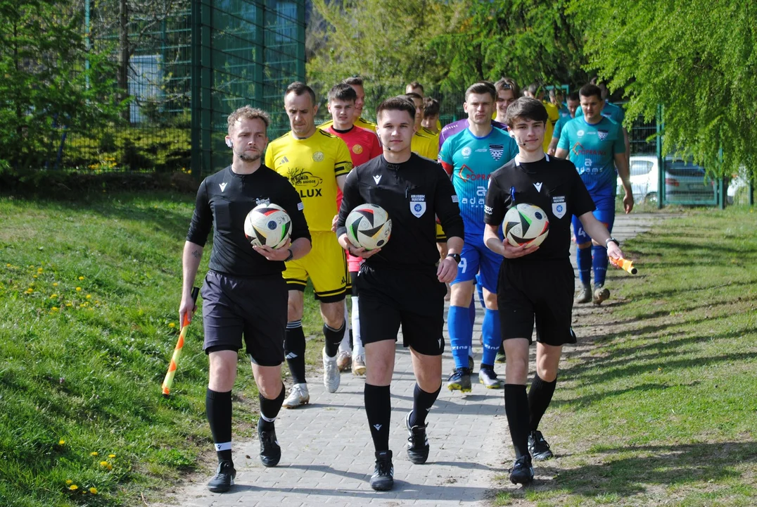 W Gołuchowie jeden gol i jedna kontrowersja. LKS znów zwycięski [ZDJĘCIA]