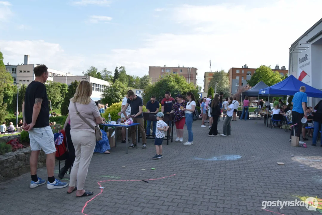 Pierwsze integracyjne gostyńskie grillowanie na tarasie GOK Hutnik