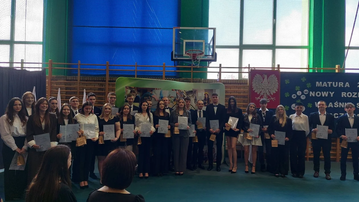 Pięć lat minęło jak jeden dzień. Absolwenci Zespołu Szkół Technicznych w Pleszewie odebrali świadectwa. Przed nimi matura!