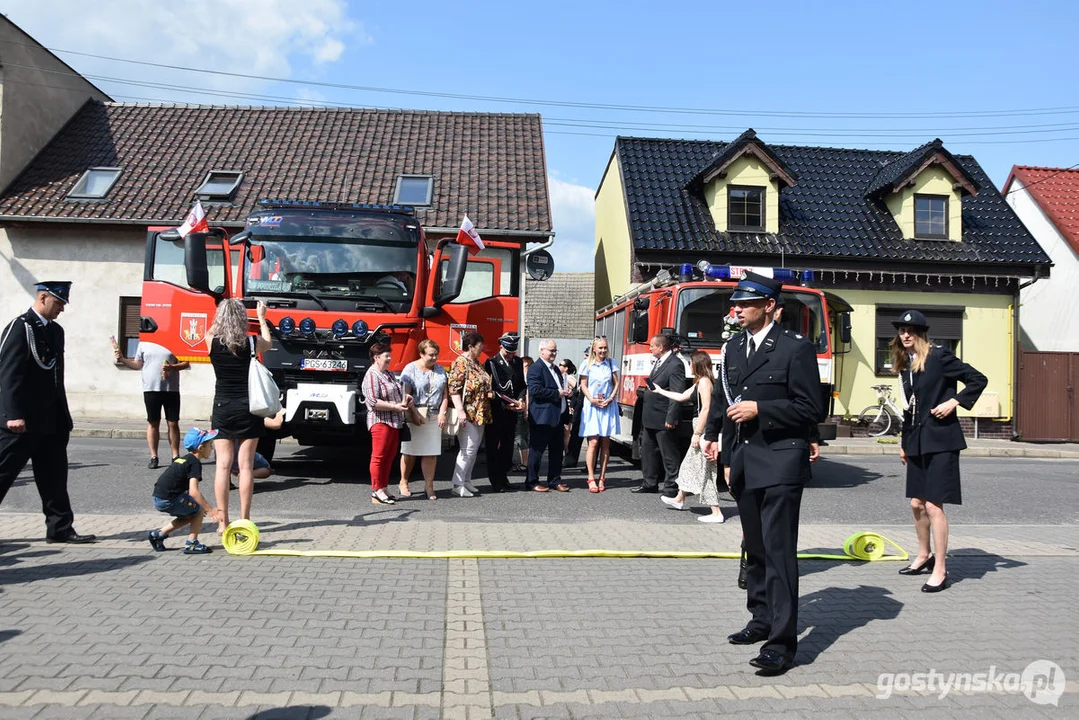 Przekazanie wozu strażackiego dla jednostki OSP w Pogorzeli