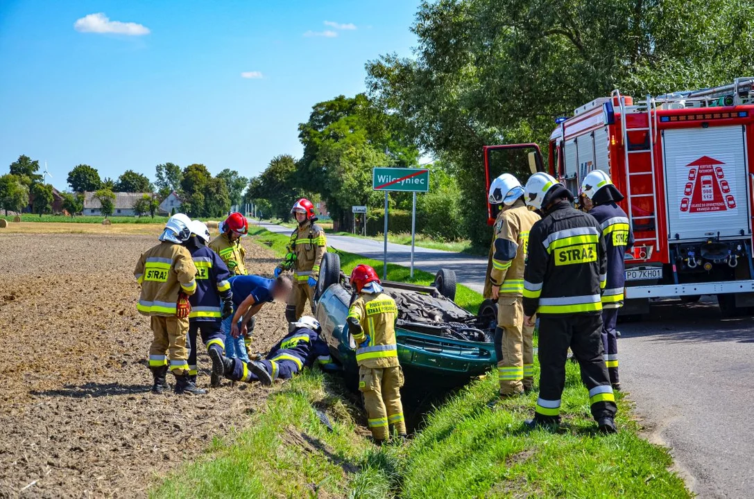 Auto dachowało i wpadło do rowu w Wilczyńcu. Kierowca był pod wpływem