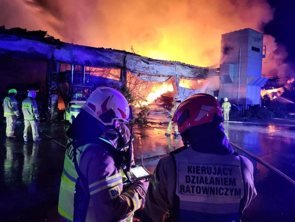 Przejmujące sceny w powiecie kościańskim. Nocna walka strażaków z ogromny pożarem [ZDJĘCIA]