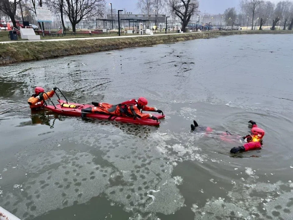 Krotoszyn. Strażacy ćwiczyli ratowanie ludzi w lodowatej wodzie [ZDJĘCIA] - Zdjęcie główne