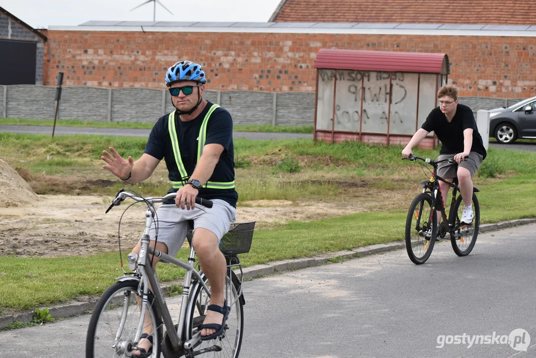Wyborczy challenge w Piaskach i Pogorzeli. Burmistrz przywiozła wójtowi coś słodkiego