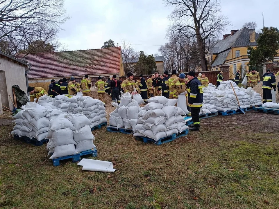 Strażacy z gostyńskiej komendy straży pożarnej pomagali w budowie wału przeciwpowodziowego