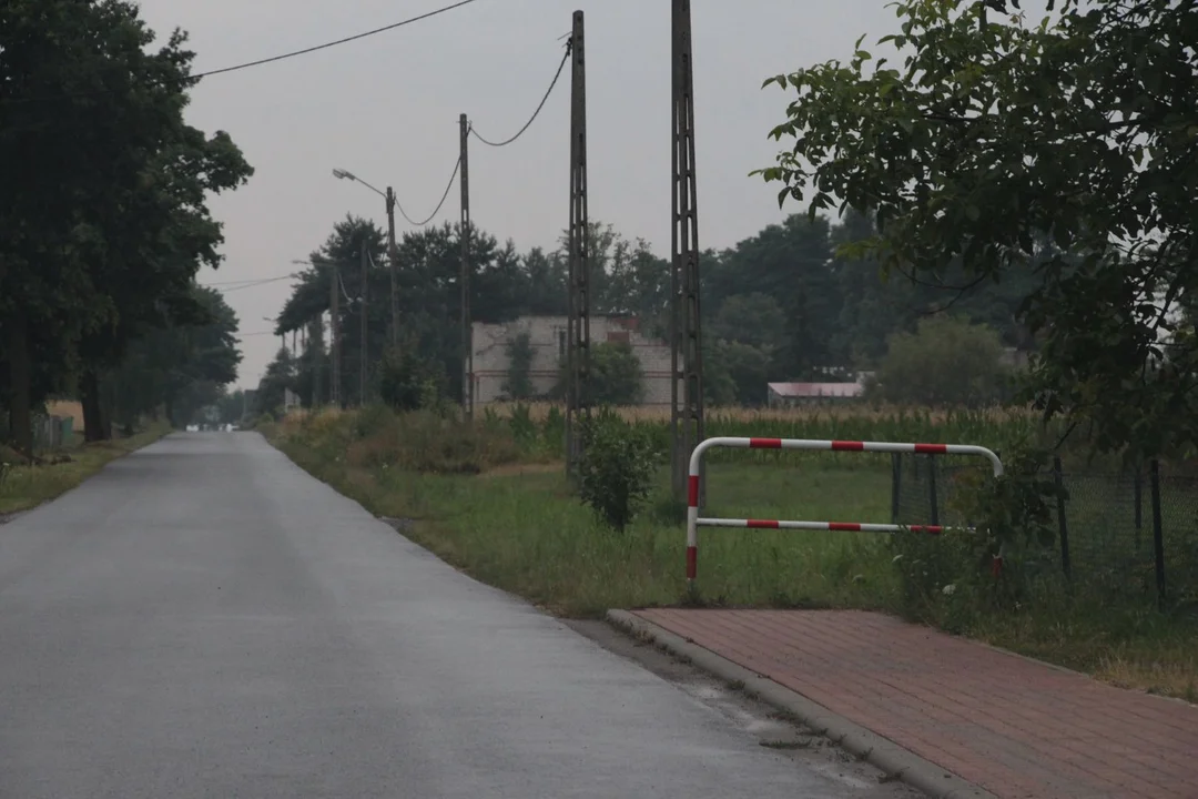 Mieszkańcy Wieczyna czekaja na dokończenie chodnika wzdłuż powiatówki