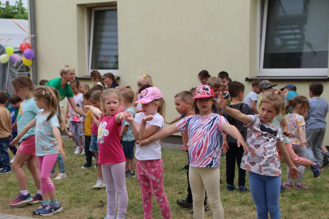 Przedszkolaki integrowały się z seniorami. Festyn na ulicy Zacisznej w Jarocinie