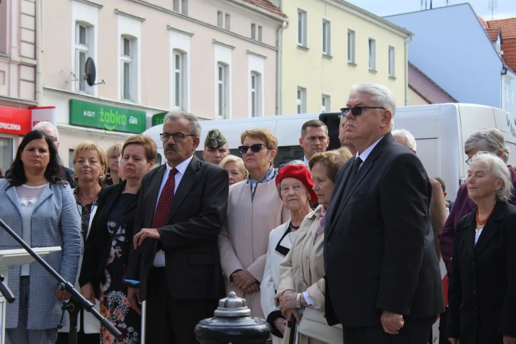 Jarocin. Odsłonięcie tablicy poświęconej kolporterom gazety konspiracyjnej "Dla Ciebie, Polsko" i koncert patriotyczny w JOK-u