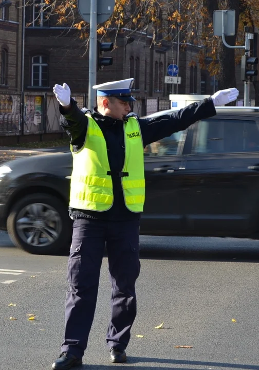 Policjant kieruje ruchem. Jak się zachować?