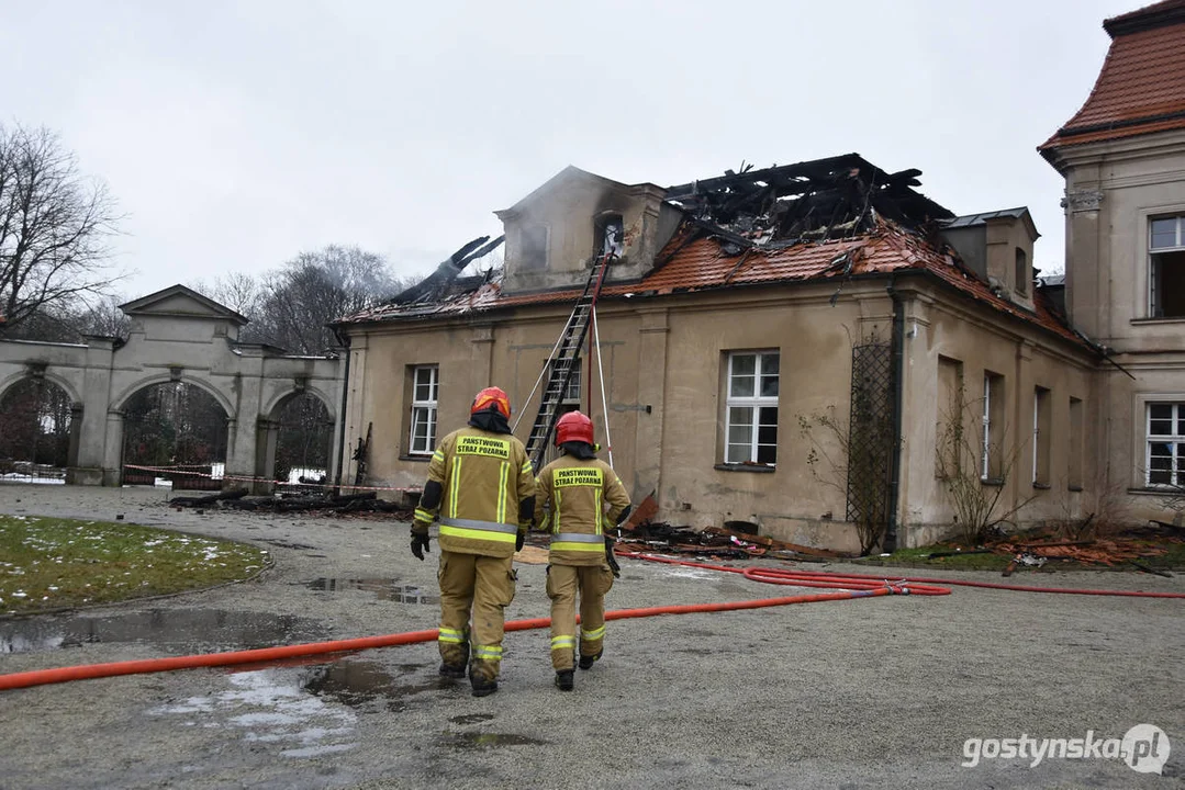 Pożar pałacu w Pępowie. Straż pożarna porządkuje pogorzelisko