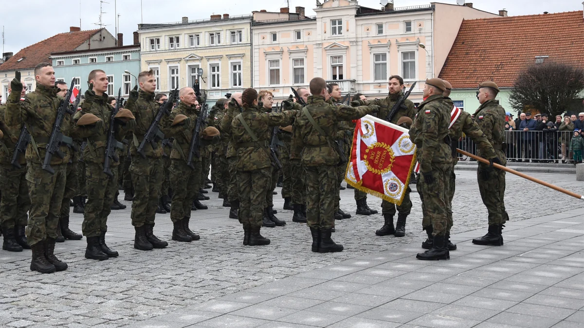 Uroczysta przysięga Pododdziałów Wojsk Obrony Terytorialnej 12 Wielkopolskiej Brygady na rynku w Gostyniu