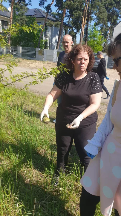 Pozbierali śmieci w okolicy ronda na pograniczu Rawicza i Sierakowa