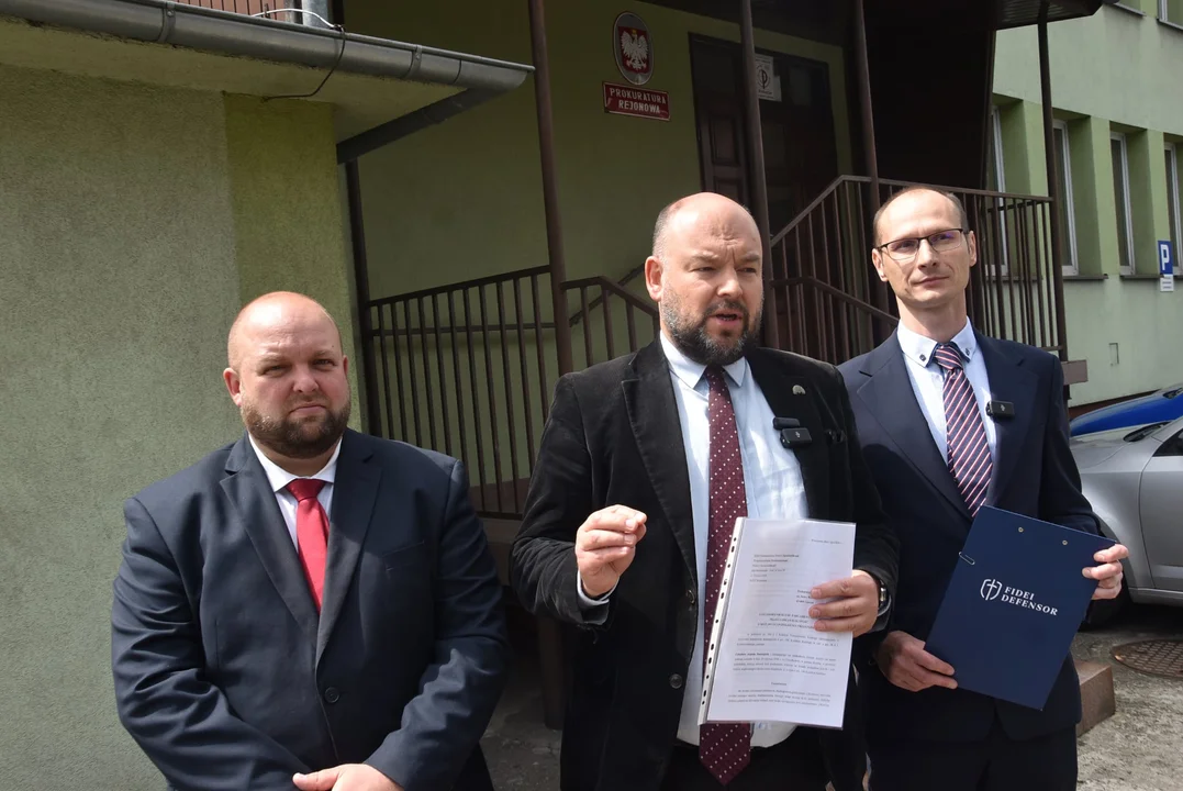 Konferencja prasowa klubu parlamentarnego Prawa i Sprawiedliwości w sprawie podpalenia krzyży na Bangarang Festival