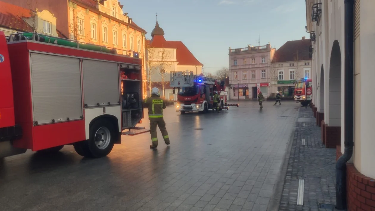 Wspólne ćwiczenia straży pożarnej i policji w jarocińskim ratuszu