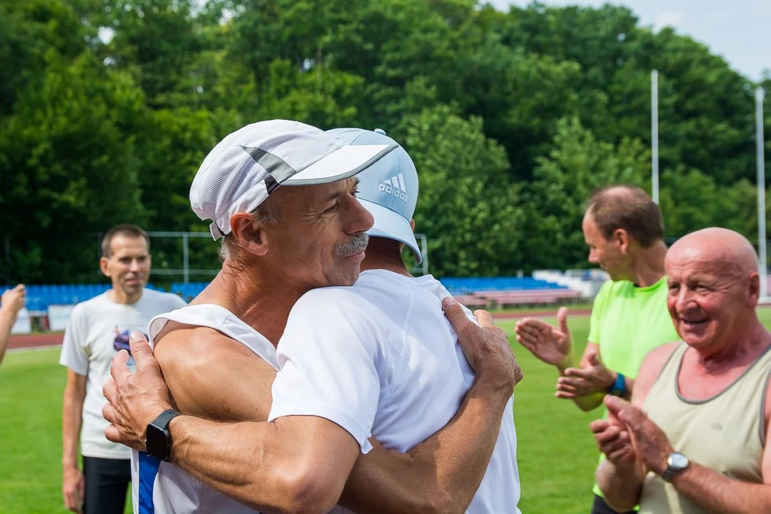 70 okrążeń stadionu w Jarocinie na 70. urodziny. Wiesław Garbarek świętował nietypowo