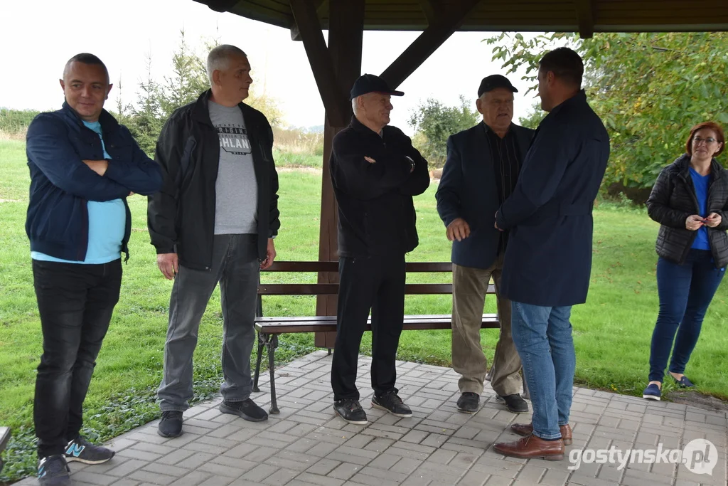 Poseł KO Grzegorz Rusiecki z mieszkańcami Dąbrówki i Grodnicy