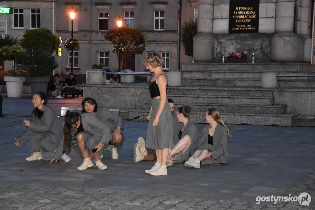 Spektakl teatralny na gostyńskim rynku