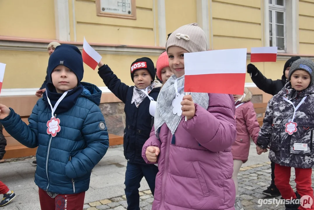 Przemarsz z flagami przedszkolaków z Przedszkola Samorządowego "Pod Świerkami" w Krobi