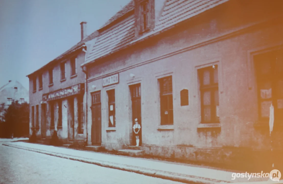 Miłośnicy starych fotografii w pogorzelskiej bibliotece