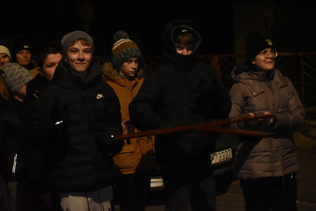 Miejska drogowa krzyżowa ciągnęła się ulicami miasta. "Upadek jest częścią życia" - Zdjęcie główne