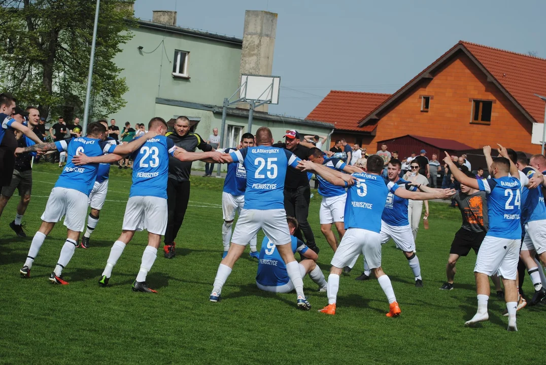 Szalone derby w Pieruszycach. Zabójcza końcówka Gladiatorów - Zdjęcie główne