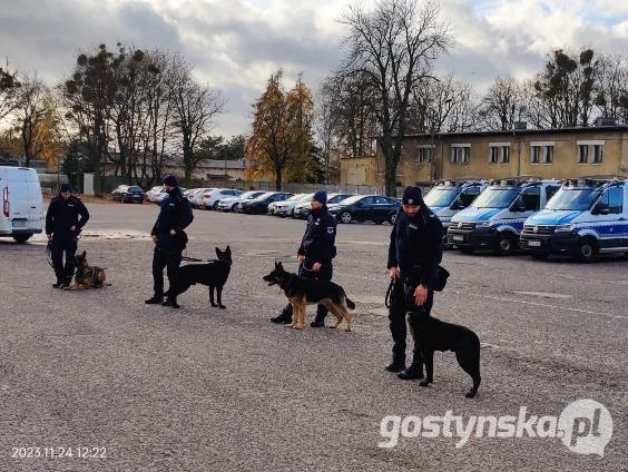 Uczniowie podstawówki w Piaskach spędzili dzień na komendzie w Poznaniu