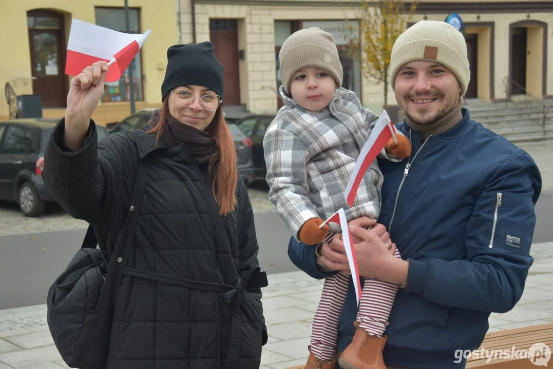 Przemarsz z flagami przedszkolaków z Przedszkola Samorządowego "Pod Świerkami" w Krobi