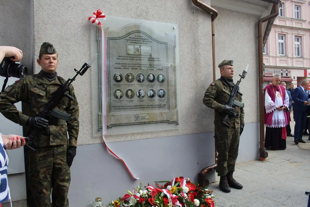 Jarocin. Odsłonięcie tablicy poświęconej kolporterom gazety konspiracyjnej "Dla Ciebie, Polsko" i koncert patriotyczny w JOK-u