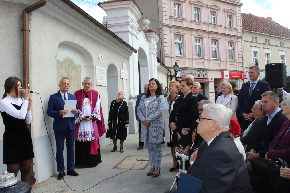 Jarocin. Odsłonięcie tablicy poświęconej kolporterom gazety konspiracyjnej "Dla Ciebie, Polsko" i koncert patriotyczny w JOK-u