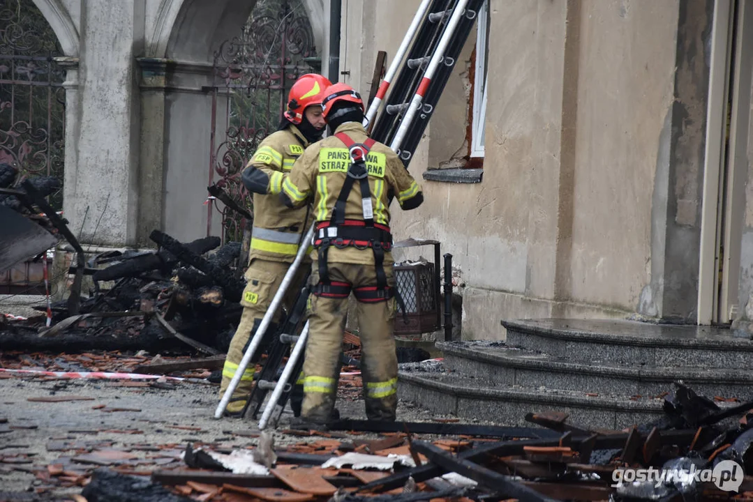 Pożar pałacu w Pępowie. Straż pożarna porządkuje pogorzelisko