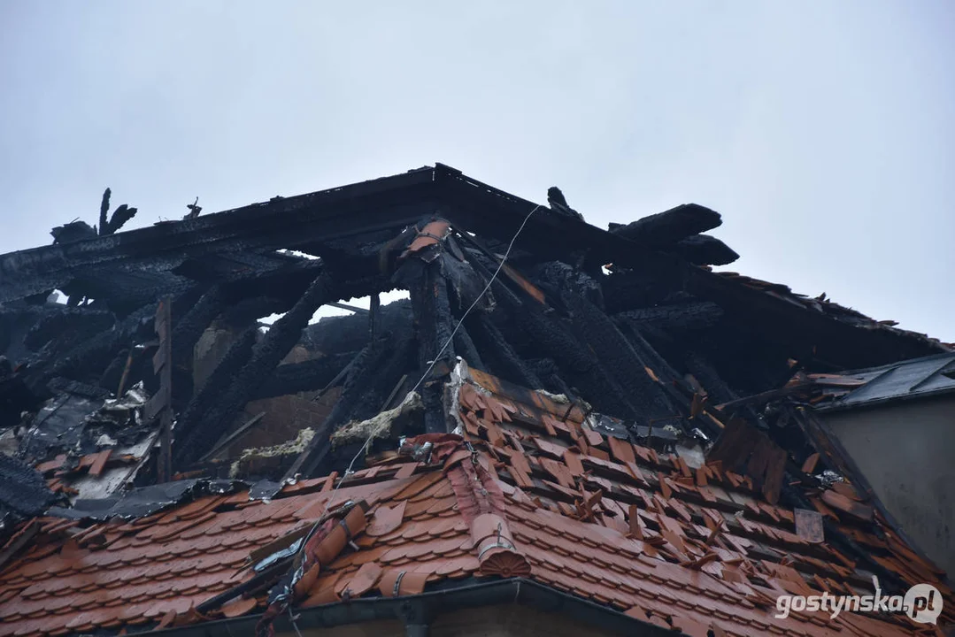 Pożar pałacu w Pępowie. Straż pożarna porządkuje pogorzelisko