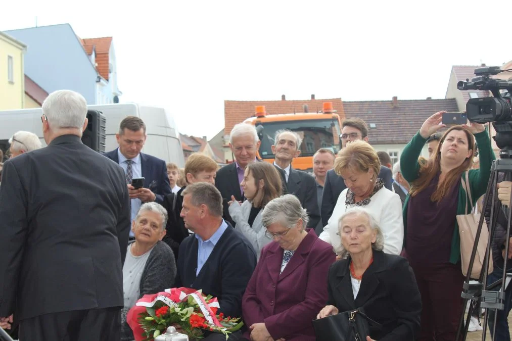 Jarocin. Odsłonięcie tablicy poświęconej kolporterom gazety konspiracyjnej "Dla Ciebie, Polsko" i koncert patriotyczny w JOK-u