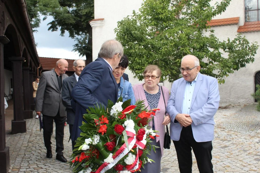 Jarocin. Odsłonięcie tablicy poświęconej kolporterom gazety konspiracyjnej "Dla Ciebie, Polsko" i koncert patriotyczny w JOK-u