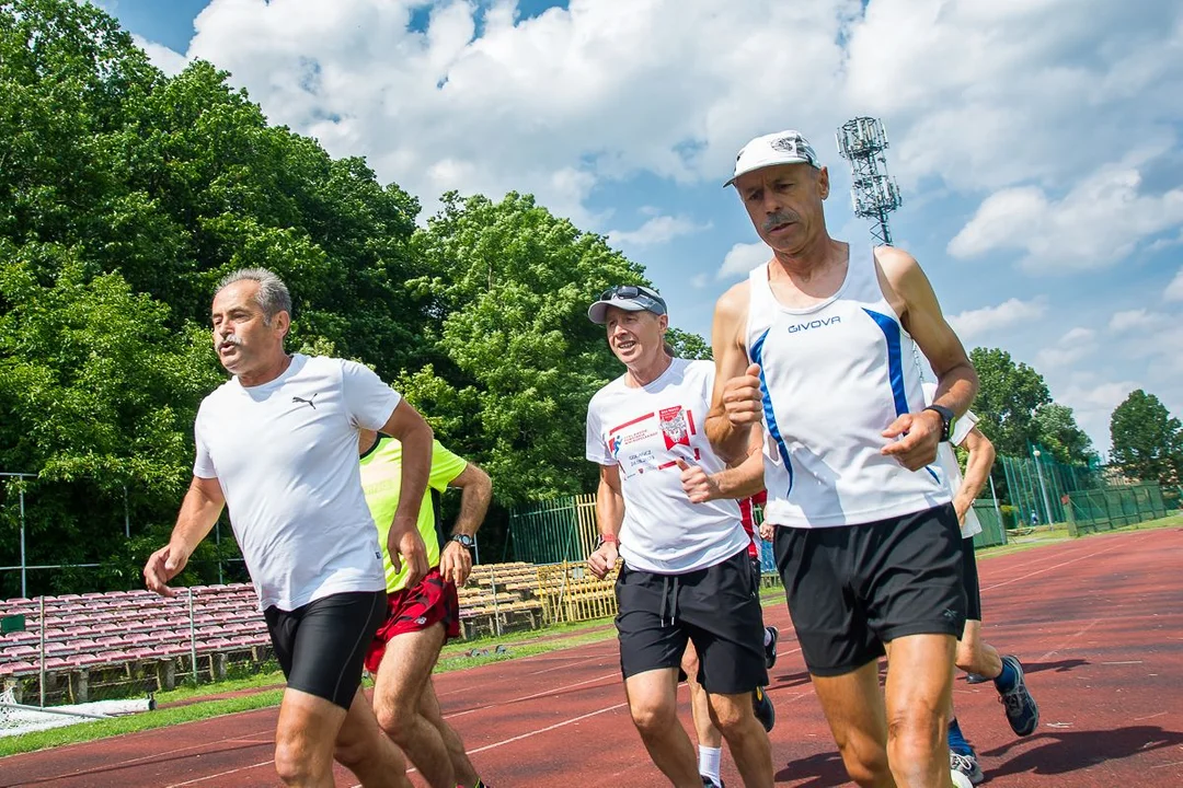 70 okrążeń stadionu w Jarocinie na 70. urodziny. Wiesław Garbarek świętował nietypowo