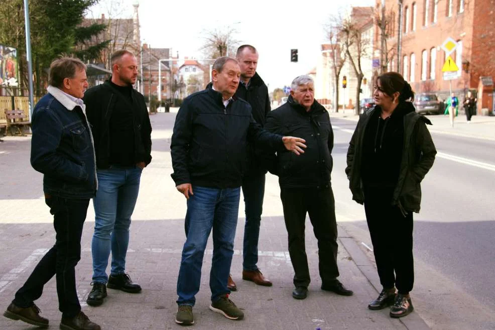 Wizytacja władz na odcinku al. Niepodległości w Jarocinie przeznaczonym do modernizacji