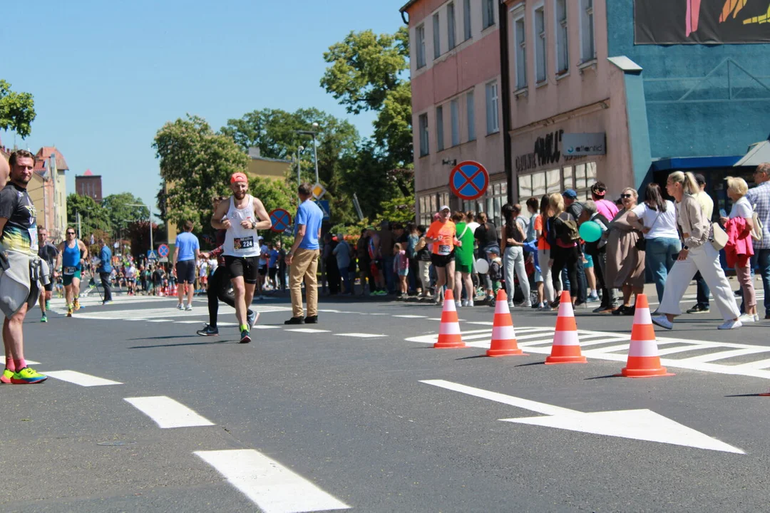 Biegacze KS Krotosz na maratonie w Dębnie