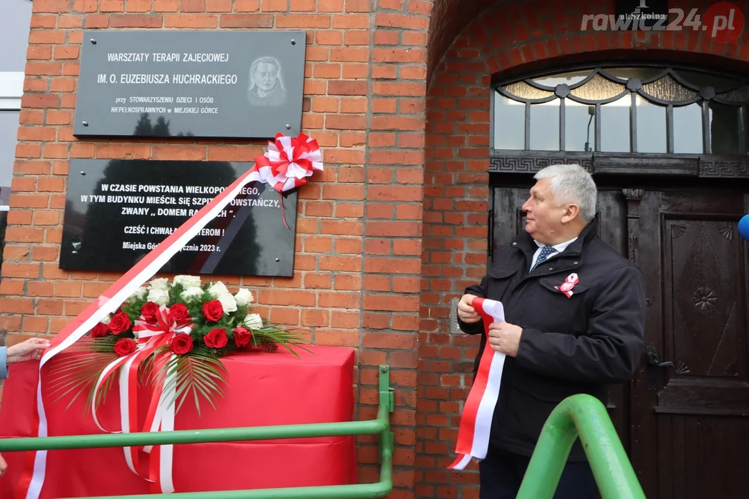 Miejska Górka. Odsłonięcie tablicy pamiątkowej na budynku WTZ