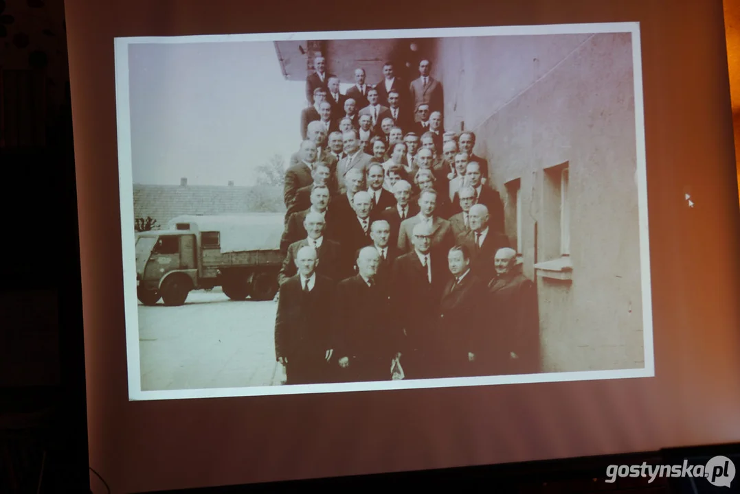 Miłośnicy starych fotografii w pogorzelskiej bibliotece