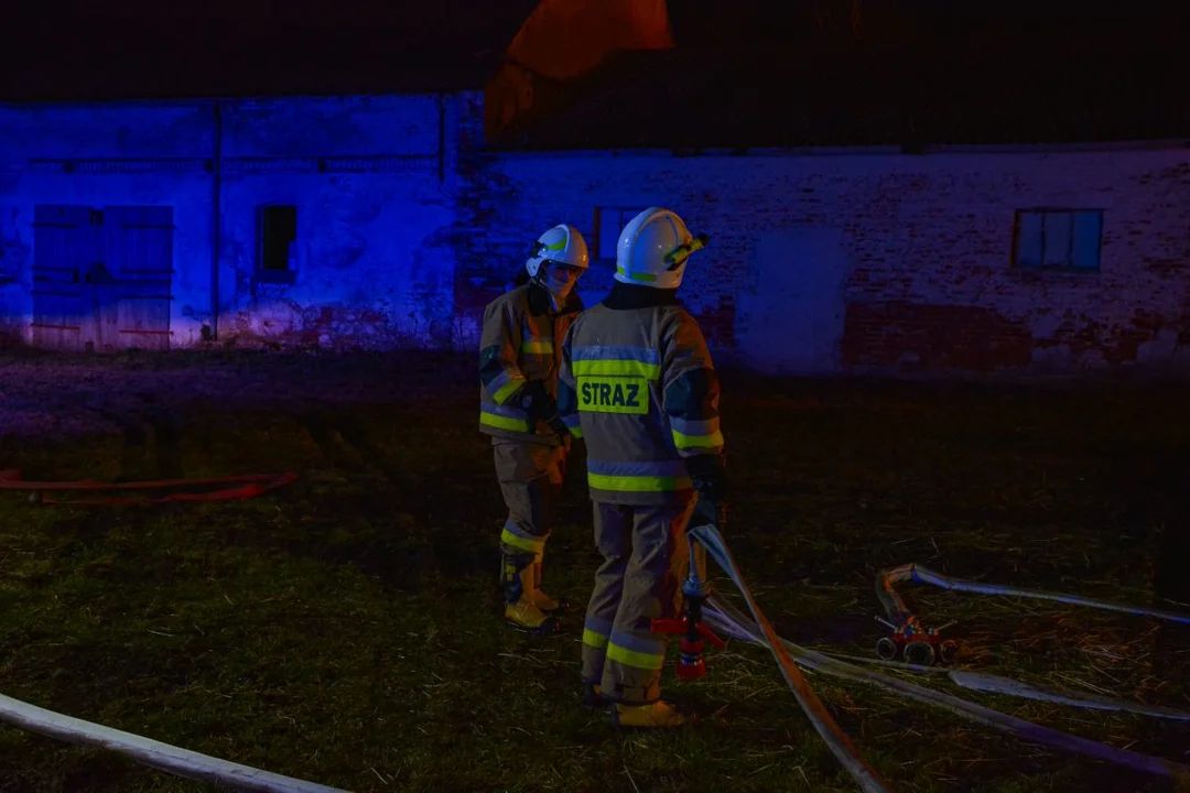 Duży pożar stodoły w Kretkowie gm. Żerków. Strażacy w akcji