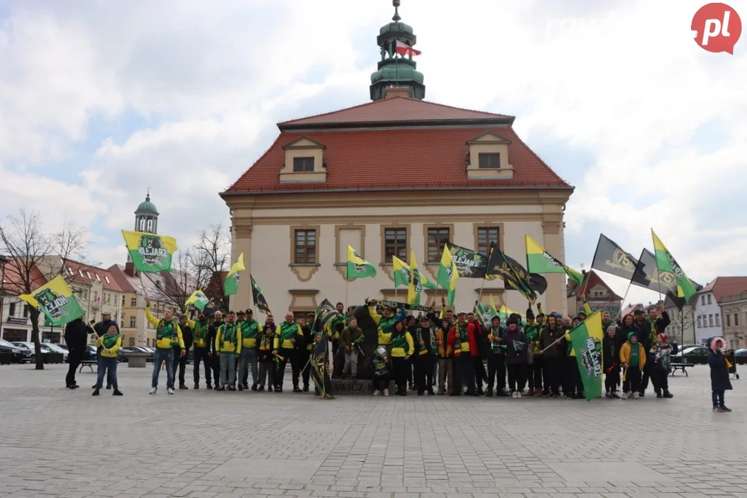 Kibice Kolejarza przeszli ulicami miasta.