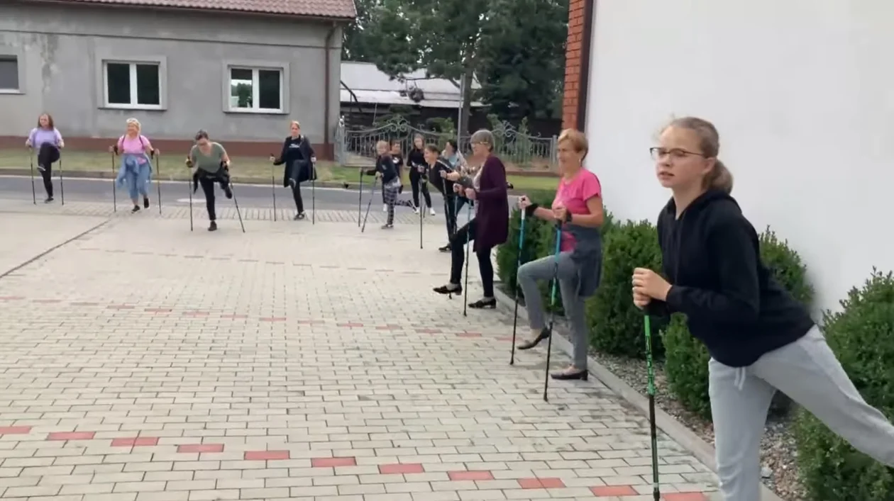 Marsz nordic walking. Tak mieszkańcy Chocza spędzają czas wolny! [WIDEO] - Zdjęcie główne