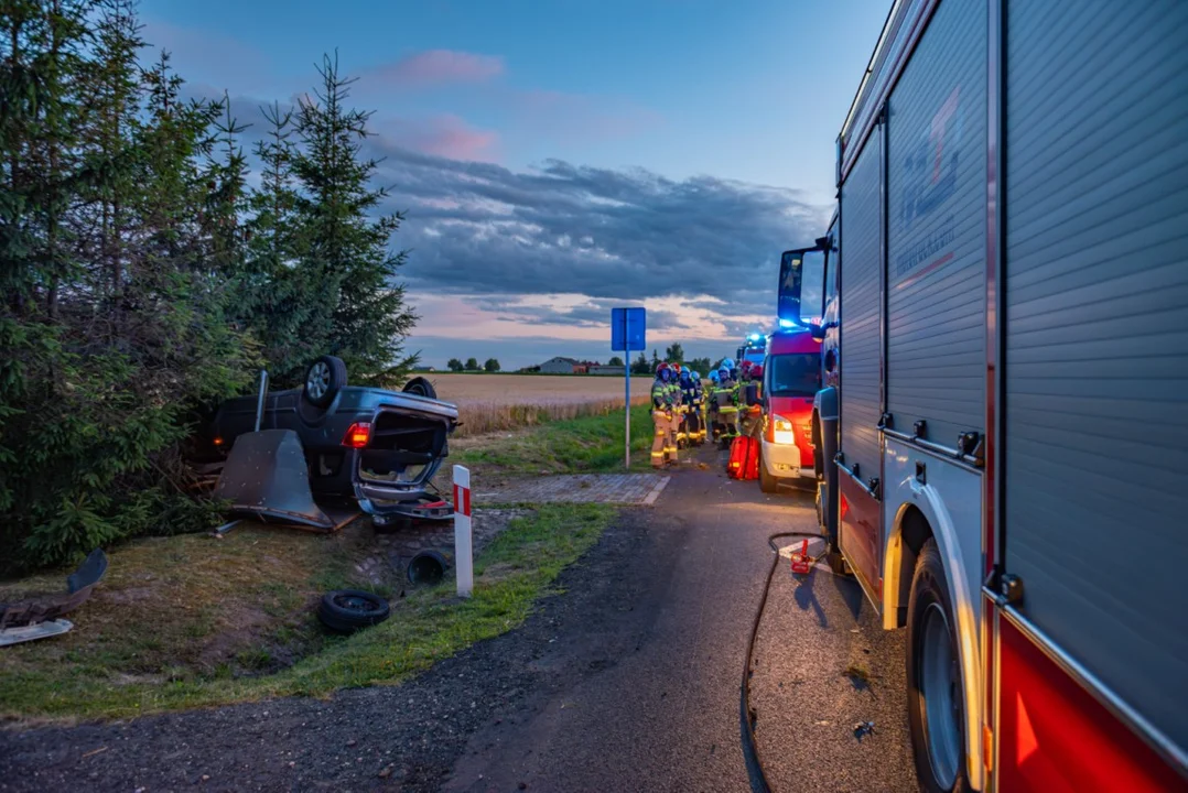 Zderzenie ciężarowego mercedesa z osobówką na DK 12 w Łobzie